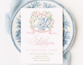 Invitación a fiesta de té floral, tetera de acuarela, escudo con monograma