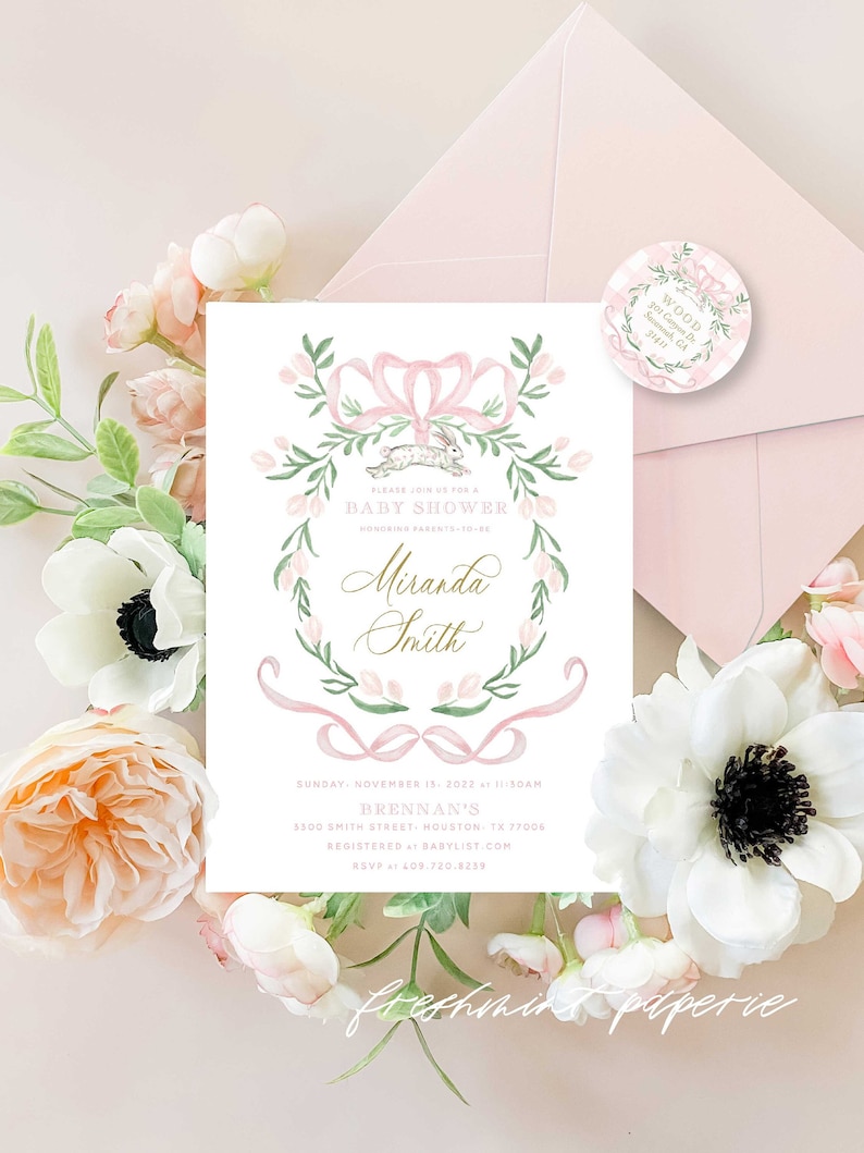 Op de afbeelding: Een roze en groene babyborrel uitnodiging met een aquarel illustratie van een strik, bloemen en een konijn. De uitnodiging bevat de tekst "U bent van harte uitgenodigd voor een babyborrel ter ere van de aanstaande ouders Miranda Smith" en details over het evenement, inclusief datum, tijd, locatie en RSVP-informatie.