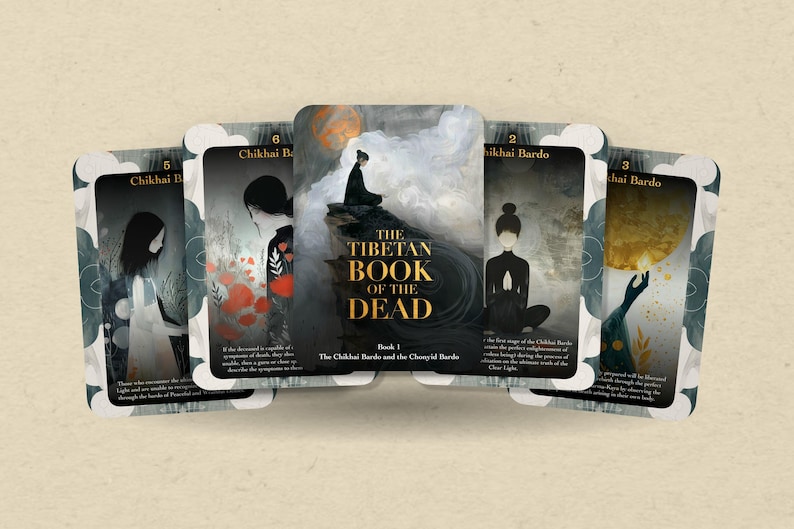 Op de afbeelding: Een set kaarten met illustraties van figuren in verschillende poses, met de tekst "The Tibetan Book of the Dead". De kaarten maken deel uit van een deck dat de stadia van dood en sterven verkent.