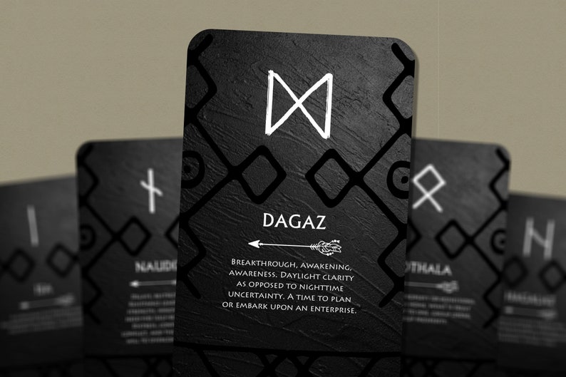 以下が含まれることがあります： 黒と白のルーンカード。Dagazのシンボルと「BREAKTHROUGH, AWAKENING, AWARENESS. DAYLIGHT CLARITY AS OPPOSED TO NIGHTTIME UNCERTAINTY. A TIME TO PLAN OR EMBARK UPON AN ENTERPRISE.」というテキストが書かれている。