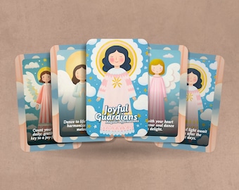 Op de afbeelding: Een set van vijf kaarten met illustraties van engelen en positieve affirmaties. De kaarten zijn blauw met witte wolken en sterren. De tekst op de kaarten luidt: "Tel je dagelijkse: dankbaarheid, de sleutel tot een vreugdevol leven", "Dans door het leven, harmoniseer melodieën", "Vrolijke Bewakers, Engelachtige Affirmaties", "Met je hart, danst je ziel in vreugde", en "Golven van licht wachten op je na de donkerste dagen."