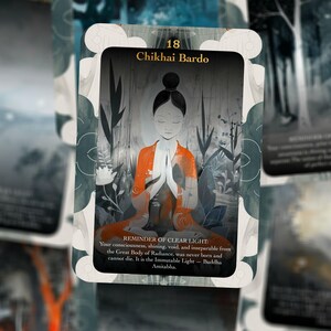 Op de afbeelding: Een kaart met een lichtblauwe, grijze en witte achtergrond. De kaart heeft een witte rand en een gouden titel die "18 Chikhai Bardo" luidt. De kaart toont een tekening van een persoon in meditatieve houding met een lichtoranje gewaad. De tekst op de kaart luidt "HERINNERING AAN HELDER LICHT Uw bewustzijn, stralend, leeg en onafscheidelijk van het Grote Lichaam van Uitstraling, is nooit geboren en kan niet sterven. Het is het onveranderlijke Licht - Boeddha Amitabha."