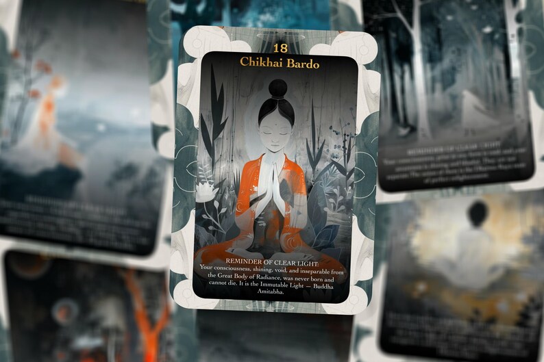 Op de afbeelding: Een kaart met een lichtblauwe, grijze en witte achtergrond. De kaart heeft een witte rand en een gouden titel die "18 Chikhai Bardo" luidt. De kaart toont een tekening van een persoon in meditatieve houding met een lichtoranje gewaad. De tekst op de kaart luidt "HERINNERING AAN HELDER LICHT Uw bewustzijn, stralend, leeg en onafscheidelijk van het Grote Lichaam van Uitstraling, is nooit geboren en kan niet sterven. Het is het onveranderlijke Licht - Boeddha Amitabha."