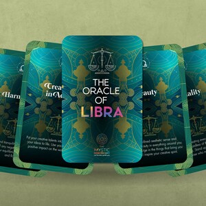 Może przedstawiać: Pięć turkusowych kart orakulum z złotymi akcentami i wzorem wagi. Karta środkowa zawiera napis "The Oracle of Libra" ze słowem "Libra" w kolorach tęczy. Pozostałe karty zawierają napisy "Harmonia", "Tworzenie w działaniu", "Piękno" i "R&oacute;wność".
