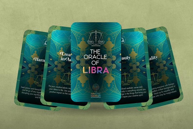 Może przedstawiać: Pięć turkusowych kart orakulum z złotymi akcentami i wzorem wagi. Karta środkowa zawiera napis "The Oracle of Libra" ze słowem "Libra" w kolorach tęczy. Pozostałe karty zawierają napisy "Harmonia", "Tworzenie w działaniu", "Piękno" i "R&oacute;wność".