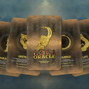 Op de afbeelding: Vijf kaarten uit het Loki Oracle-deck, elk met een gouden afbeelding en tekst. De kaarten zijn getiteld "Candle", "Unfurling", "Loki Oracle", "Balance" en "Life".
