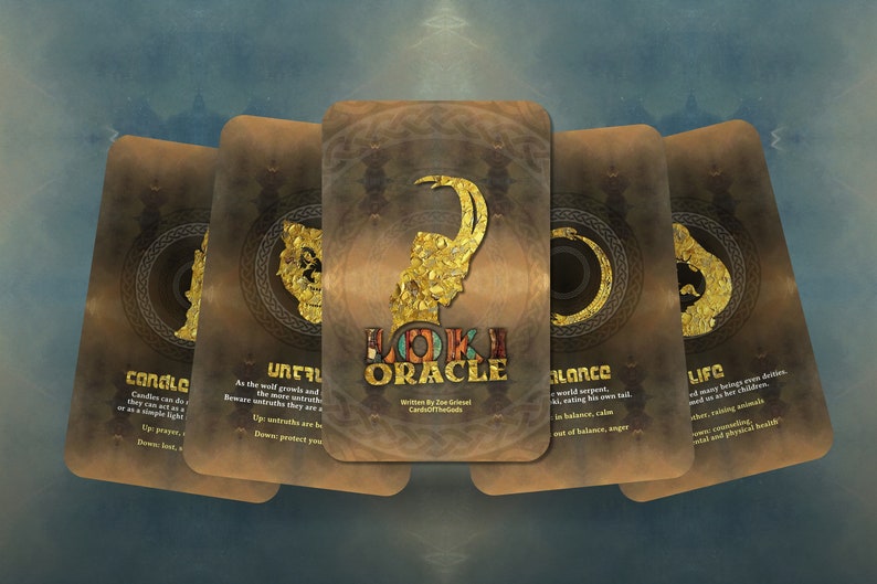 Op de afbeelding: Vijf kaarten uit het Loki Oracle-deck, elk met een gouden afbeelding en tekst. De kaarten zijn getiteld "Candle", "Unfurling", "Loki Oracle", "Balance" en "Life".