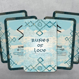 Può includere: Un set di carte di oracoli blu e bianche con bordi neri. Le carte presentano un simbolo runico e un testo che recita "Runes of Love" e "Divining the mysteries of the heart".