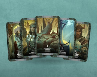 Puede incluir: Cinco cartas de tarot con ilustraciones de una mujer en un bosque, un barco en una playa, un hombre en un bote, un hombre en un bosque y un hombre con una espada. Las cartas están etiquetadas con los nombres "El Ahorcado", "La Emperatriz", "Fuerza", "El Mago" y "El Emperador".