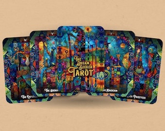 Puede incluir: Un juego de cartas de tarot con diseños coloridos e intrincados. Las cartas presentan imágenes del Emperador, el Hierofante, el Mago y la Suma Sacerdotisa. Las cartas son parte de la baraja de tarot The Dream Seeker.