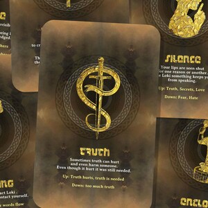 Op de afbeelding: Een set van tien gouden tarotkaarten met verschillende symbolen en tekst. De kaarten zijn op een bruine achtergrond met een Keltisch knoopontwerp. De kaarten bevatten de woorden "Invisible", "Silence", "Chanting", "Truth" en "Enclosure".