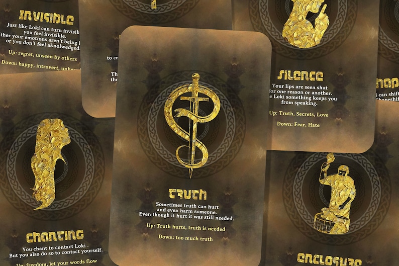 Op de afbeelding: Een set van tien gouden tarotkaarten met verschillende symbolen en tekst. De kaarten zijn op een bruine achtergrond met een Keltisch knoopontwerp. De kaarten bevatten de woorden "Invisible", "Silence", "Chanting", "Truth" en "Enclosure".