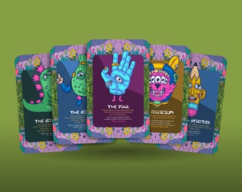 Puede incluir: Cinco cartas de tarot coloridas con ilustraciones caprichosas de monstruos y criaturas. Cada carta tiene un título y una descripción. Los títulos son "El Emperador", "El Loco", "El Mago", "La Sacerdotisa" y "El Carro".