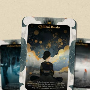 Op de afbeelding: Een kaart met een donkerblauwe en gouden rand, waarop een vrouw te zien is die mediteert in een veld van wolken en sterren. De kaart heeft de titel "12 Chikhai Bardo".