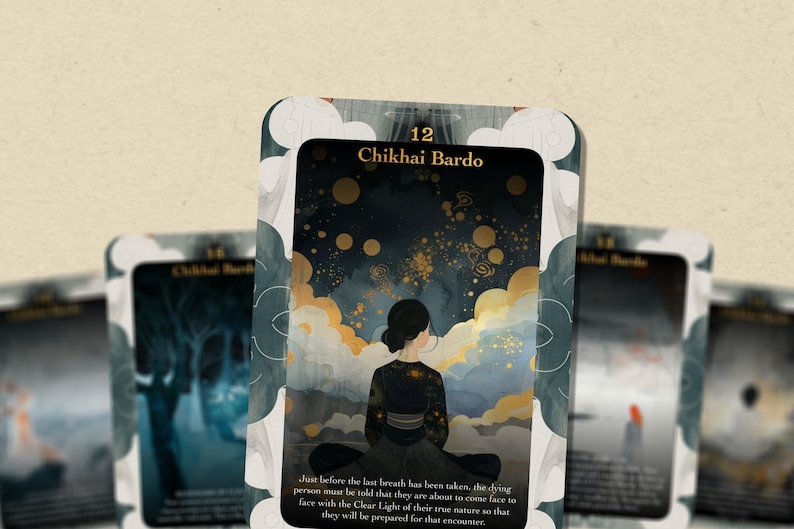 Op de afbeelding: Een kaart met een donkerblauwe en gouden rand, waarop een vrouw te zien is die mediteert in een veld van wolken en sterren. De kaart heeft de titel "12 Chikhai Bardo".