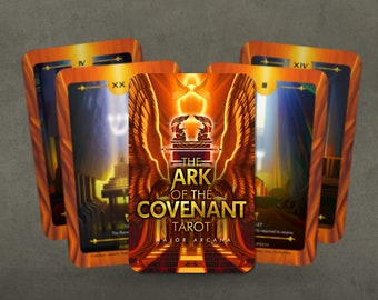 Könnte beinhalten: Ein Tarot-Deck mit goldenen Akzenten und einem goldenen Engel mit ausgebreiteten Flügeln. Das Deck heißt "The Ark of the Covenant Tarot" und trägt die Worte "Major Arcana".