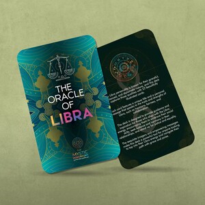 Może przedstawiać: Talia kart tarota Oracle of Libra przedstawia projekt w kolorze turkusowym i złotym z symbolem wagi. Tył karty ma czarne tło z złotym okręgiem i tekstem "The Oracle of Libra".