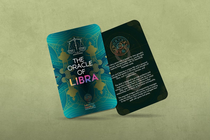 Może przedstawiać: Talia kart tarota Oracle of Libra przedstawia projekt w kolorze turkusowym i złotym z symbolem wagi. Tył karty ma czarne tło z złotym okręgiem i tekstem "The Oracle of Libra".