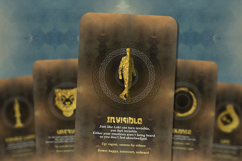 Op de afbeelding: Een gouden kaart met een Keltische knoop rand en een gouden silhouet van een persoon in het midden. De kaart heeft het woord "INVISIBLE" erop gedrukt en de tekst "Net zoals Loki onzichtbaar kan worden, voel je je onzichtbaar. Of je emoties worden niet gehoord of je voelt je niet erkend. Boven: spijt, onzichtbaar voor anderen Beneden: gelukkig, introvert, ongehoord".