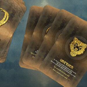 Op de afbeelding: Een set van vijf kaarten uit het "Loki Oracle" deck. Elke kaart heeft een gouden illustratie van een mythisch wezen, waaronder een wolf, een hert en een raaf. De kaarten hebben een bruine achtergrond met een Keltische rand.