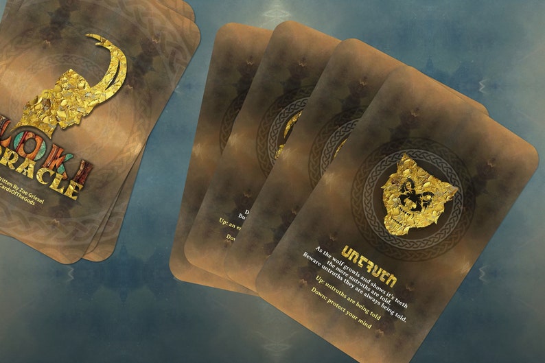 Op de afbeelding: Een set van vijf kaarten uit het "Loki Oracle" deck. Elke kaart heeft een gouden illustratie van een mythisch wezen, waaronder een wolf, een hert en een raaf. De kaarten hebben een bruine achtergrond met een Keltische rand.