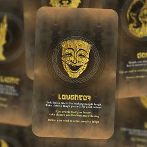 Op de afbeelding: Een gouden tarotkaart met een illustratie van een lachend masker en het woord "Laughter" in gouden schrift. De tekst op de kaart luidt: "Loki heeft een talent om mensen aan het lachen te maken. Neem de tijd om te lachen, je zult veel rustiger zijn. Boven: mensen vinden je grappig, volg lessen die je leuk en ontspannend vindt. Beneden: je moet ontspannen, je moet lachen."