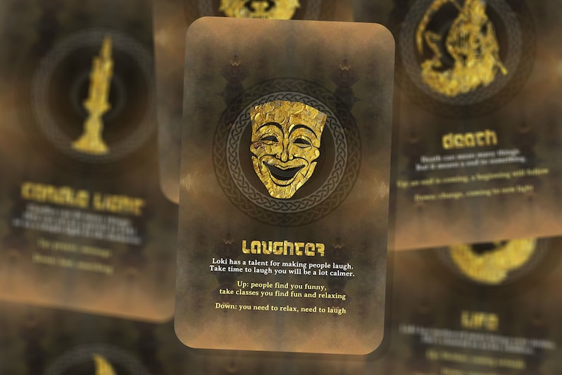 Op de afbeelding: Een gouden tarotkaart met een illustratie van een lachend masker en het woord "Laughter" in gouden schrift. De tekst op de kaart luidt: "Loki heeft een talent om mensen aan het lachen te maken. Neem de tijd om te lachen, je zult veel rustiger zijn. Boven: mensen vinden je grappig, volg lessen die je leuk en ontspannend vindt. Beneden: je moet ontspannen, je moet lachen."
