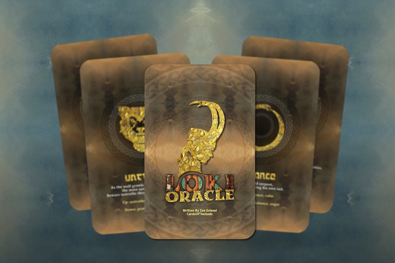 Op de afbeelding: Vijf kaarten uit het Loki Oracle-deck, een divinatietool. De kaarten zijn goudkleurig met een bruine achtergrond en bevatten een gouden silhouet van Loki's hoorns. De middelste kaart heeft de tekst "Loki Oracle" met de tekst "Geschreven door Zoe Grassi CardsOfTheGods".
