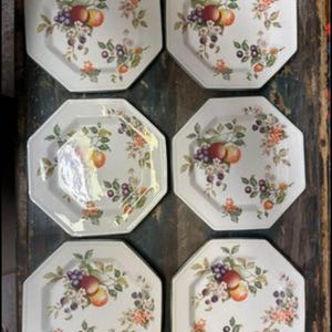 6 Absolutely stunning Fresh Fruit plates 10 in  Johnson Brothers Made in England.