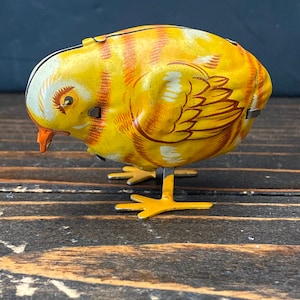 Tin DRGM chick made in US zone Germany 1940&#39;s and in great fabulous pecking order. I can send video of it working.
