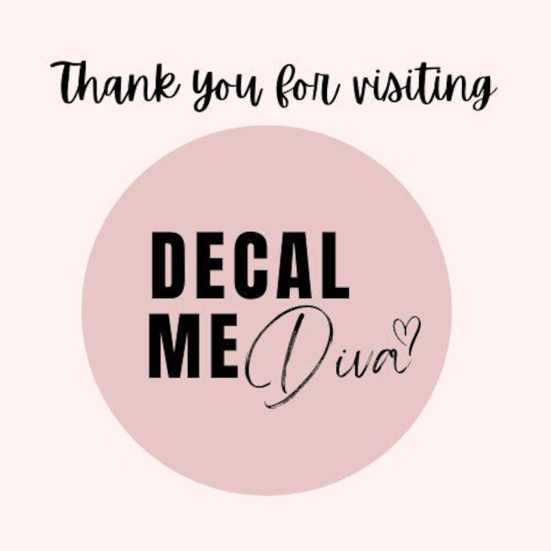 K&ouml;nnte beinhalten: Ein hellrosa Hintergrund mit einem gro&szlig;en rosa Kreis in der Mitte. Die Worte "DECAL ME Diva" sind in Schwarz, mit "Diva" in kursiver Schrift. Der Text "Thank you for visiting" steht oben.