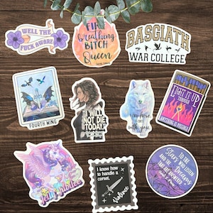 K&ouml;nnte beinhalten: Eine Sammlung von neun Vinyl-Aufklebern mit verschiedenen Motiven wie einem Schwert, einem Wolf, einem Einhorn und Texten wie "Well the fuck aware", "Fire breathing bitch queen", "Basgiath War College", "Fourth Wing", "I will not die today", "Light it up", "Jelly jubilee", "I know how to handle a corset" und "To the stars who listen."