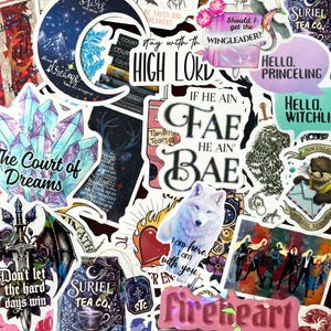 K&ouml;nnte beinhalten: Eine Sammlung verschiedener Vinyl-Aufkleber mit Fantasy-Illustrationen und Texten. Die Motive umfassen eine Mondsichel, Kristalle, einen wei&szlig;en Wolf, ein Schwert, Teebeutel und Zitate wie The Court of Dreams, Fae He Ain't Bae und Fireheart.