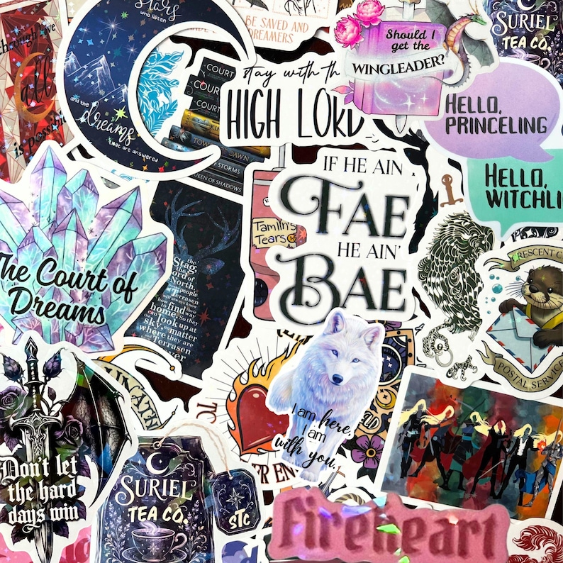 K&ouml;nnte beinhalten: Eine Sammlung verschiedener Vinyl-Aufkleber mit Fantasy-Illustrationen und Texten. Die Motive umfassen eine Mondsichel, Kristalle, einen wei&szlig;en Wolf, ein Schwert, Teebeutel und Zitate wie The Court of Dreams, Fae He Ain't Bae und Fireheart.