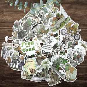 Puede incluir: Una colecci&oacute;n de pegatinas con ilustraciones de ranas y sapos en varias escenas. Algunas pegatinas incluyen textos como "Frog and Toad" y "Once upon a time there were two good friends, a frog and a toad."