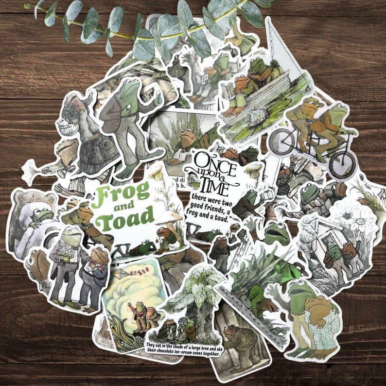 Puede incluir: Una colecci&oacute;n de pegatinas con ilustraciones de ranas y sapos en varias escenas. Algunas pegatinas incluyen textos como "Frog and Toad" y "Once upon a time there were two good friends, a frog and a toad."