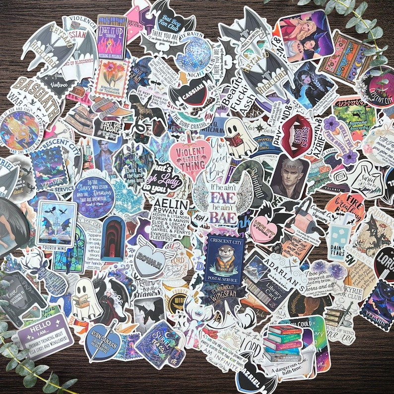K&ouml;nnte beinhalten: Eine gro&szlig;e Sammlung verschiedener Vinyl-Aufkleber mit diversen Fantasy-Illustrationen, Charakterportr&auml;ts und textbasierten Designs. Die Aufkleber zeigen unterschiedliche Formen, Farben und Motive wie Schwerter, Fl&uuml;gel, Geister und B&uuml;cher.
