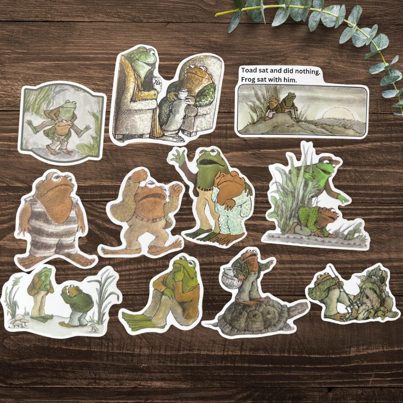 Puede incluir: Una colecci&oacute;n de pegatinas ilustradas con ranas antropom&oacute;rficas en varias escenas. Las pegatinas representan ranas en diferentes poses y entornos, algunas con texto. La paleta de colores incluye tonos de verde, marr&oacute;n y beige.