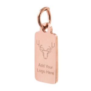 Op de afbeelding: Roze gouden metalen tag met een hertenkop ontwerp en de tekst "Add Your Logo Here".