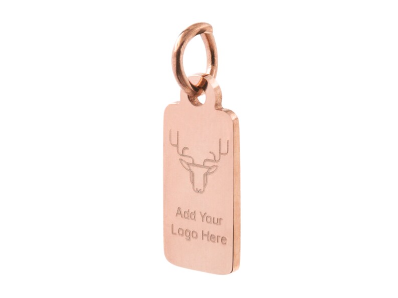 Op de afbeelding: Roze gouden metalen tag met een hertenkop ontwerp en de tekst "Add Your Logo Here".