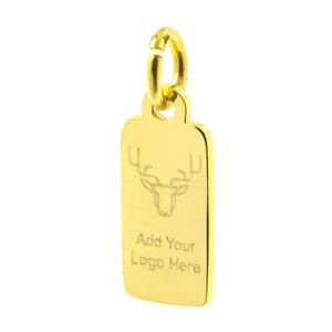 Op de afbeelding: Gouden metalen tag met een hertenkopontwerp en de tekst "Add Your Logo Here".