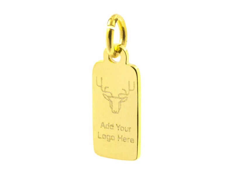 Op de afbeelding: Gouden metalen tag met een hertenkopontwerp en de tekst "Add Your Logo Here".