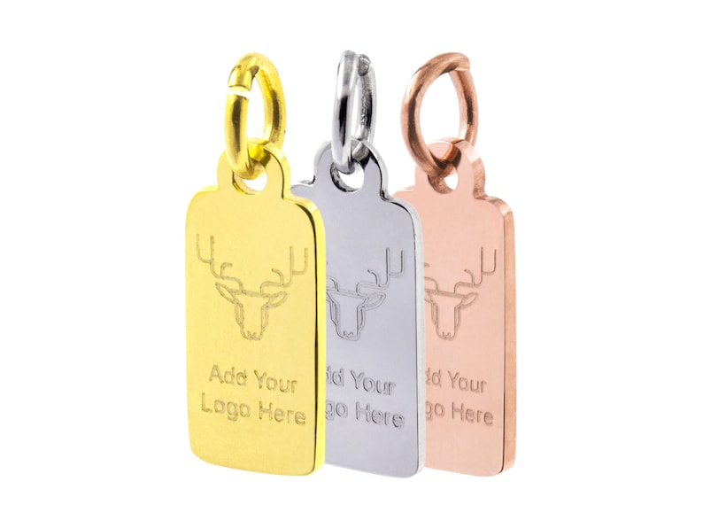 Op de afbeelding: Drie rechthoekige metalen labels met een hertenkopontwerp en de tekst "Add Your Logo Here". De labels zijn goud, zilver en ros&eacute;goud.