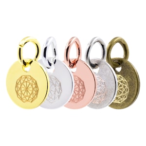 Könnte beinhalten: Fünf runde Metallanhänger mit geometrischem Design. Die Anhänger sind in Gold, Silber, Roségold, Zinn und Antikmessing.