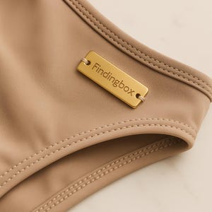 Etichette con logo in acciaio inossidabile personalizzate per costumi da bagno, 100 pezzi, etichette con marchio inciso per cucire, etichette impermeabili per abbigliamento per designer, etichette all'ingrosso