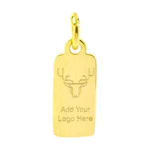 Op de afbeelding: Gouden metalen tag met een hertenkop ontwerp en de tekst "Add Your Logo Here".