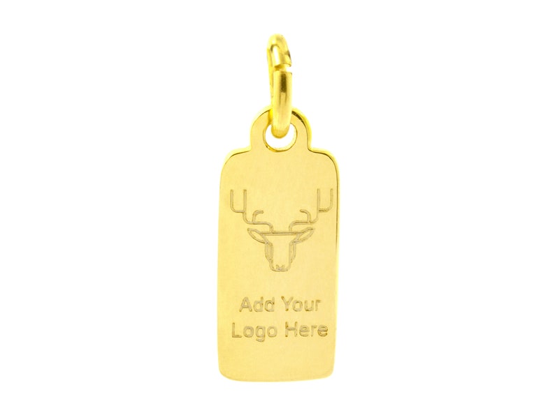 Op de afbeelding: Gouden metalen tag met een hertenkop ontwerp en de tekst "Add Your Logo Here".