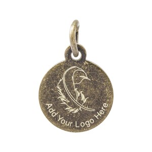 K&ouml;nnte beinhalten: Ein bronzefarbener, kreisf&ouml;rmiger Anh&auml;nger mit einer Schlaufe oben. Der Anh&auml;nger zeigt ein Federdesign und den Text "Add Your Logo Here" am Rand. Der Anh&auml;nger ist auf wei&szlig;em Hintergrund isoliert.