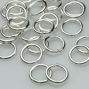 Puede incluir: Un montón de anillas de salto de plata, un tipo de hallazgo de joyería utilizado para conectar cadenas, cordones y otros componentes de joyería.