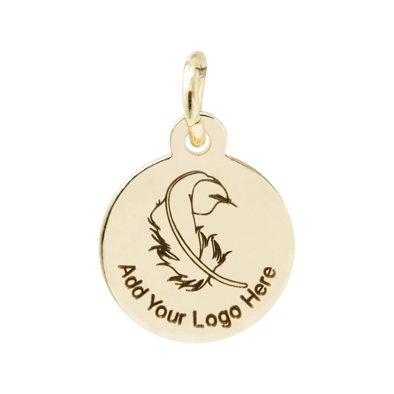 K&ouml;nnte beinhalten: Ein goldfarbener runder Anh&auml;nger mit Federdesign und dem Text "Add Your Logo Here". Der Anh&auml;nger hat oben eine kleine Schlaufe zum Befestigen an einer Kette. Die Feder ist schwarz ge&auml;tzt.